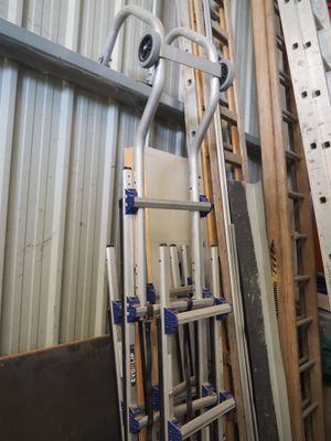 une échelle appuyée contre un mur dans un bâtiment