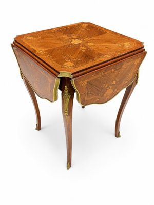 l'image d'une petite table avec un tiroir