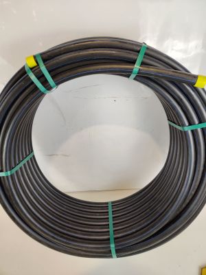 un rouleau de tuyau noir surmonté de points verts