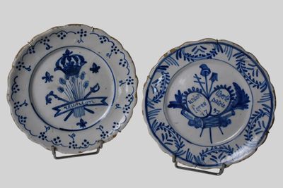 deux assiettes ornées de motifs bleus et blancs