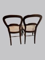 Paire de chaises en bois naturel mouluré, assise cannée, pie… (photo 3)