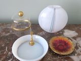 un bol d'eau et un bol de savon posés sur une table en marbre