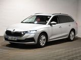 une photo d'une Skoda blanche garée dans un garage