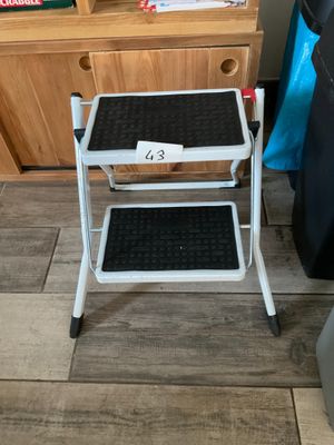 un petit tabouret sur lequel est accrochée une étiquette de prix