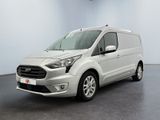 une fourgonnette Ford Transit dans un showroom au sol noir