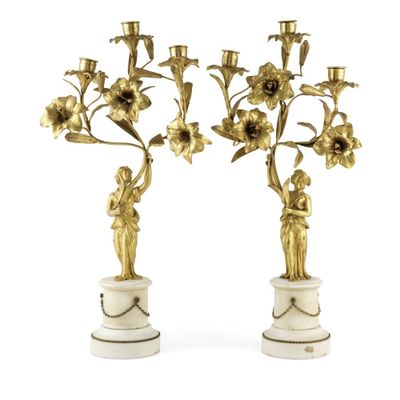 paire de chandeliers anciens en laiton ornés de fleurs, sur des socles en marbre