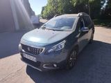 La voiture grise est garée sur le bord de la route.