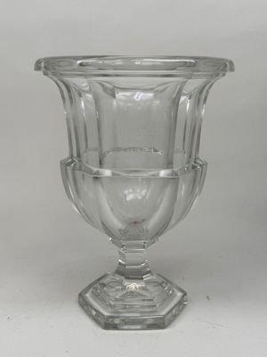 un vase en verre posé sur une table