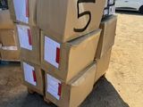 des cartons empilés les uns sur les autres dans un parking