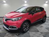 une voiture rouge est garée sur le sol en damier d'un garage