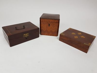 trois petites boîtes en bois posées sur une surface blanche