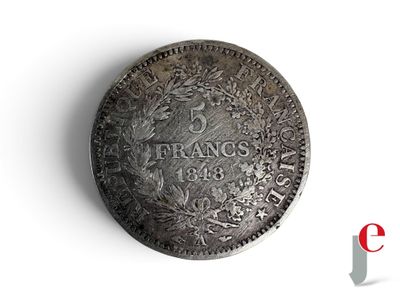gros plan d'une pièce de monnaie sur une surface blanche