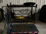 un chariot bleu muni d'une poignée bleue, posé dans un garage