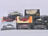 de nombreux modèles réduits de voitures dans des boîtes posées sur la table