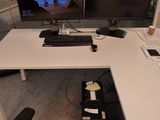 un bureau d'ordinateur équipé de deux écrans et d'un clavier