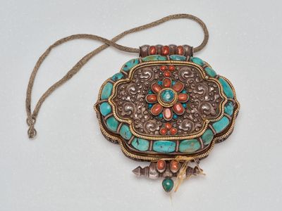 TIBET début XXe siècle Reliquaire pectoral en vermeil, argen…