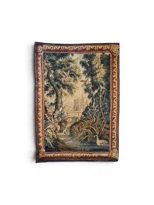 une image d'une tapisserie accrochée au mur d'une pièce
