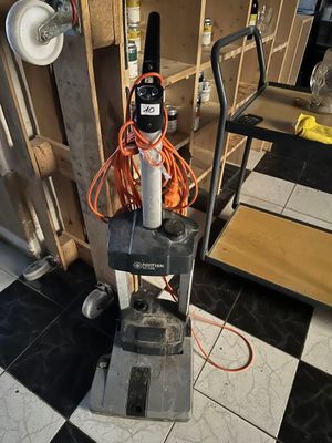 une machine posée sur un sol à damier noir et blanc