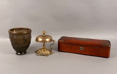 trois types de vases différents posés les uns à côté des autres sur une table