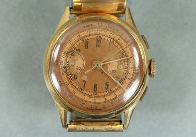 une montre en or avec un cadran marron et un bracelet en or