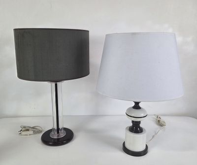 une paire de lampes noires et blanches posées sur une table blanche, avec un abat-jour noir
