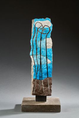 sculpture en pierre bleue et blanche sur laquelle figure une rangée d'arbres