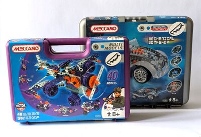 Deux boîtes de legos assortis sont posées côte à côte sur une surface blanche.