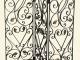 une image représentant un treillis métallique orné d'un motif décoratif