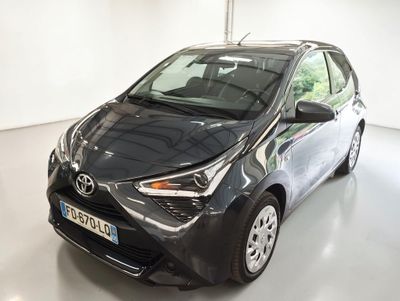 une Toyota AY noire garée dans une pièce blanche
