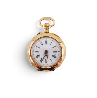 une montre de poche en or avec des chiffres romains sur le cadran