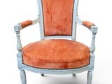 une chaise orange et bleue sur fond blanc