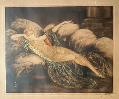 une vieille photo représentant une femme allongée sur un canapé dans une pièce