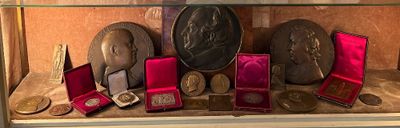 une vitrine en verre contenant des médailles et d'autres objets