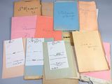 de nombreuses feuilles couvertes d'écriture posées sur une table