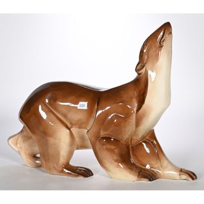 une sculpture en céramique représentant une belette sur fond blanc