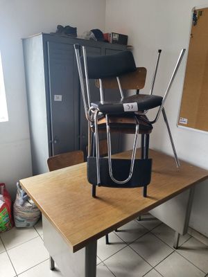une chaise posée sur une table dans une pièce
