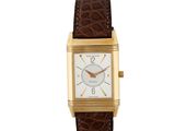 gros plan d'une montre sur fond blanc avec un bracelet marron