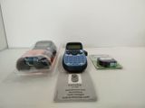 deux téléphones portables posés sur une table