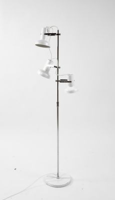 une photo en noir et blanc d'un lampadaire à trois lampes