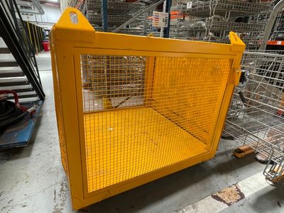 une grande cage jaune au milieu d'un entrepôt