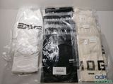 trois paires de t-shirts pour homme dans des sacs en plastique posés sur une table
