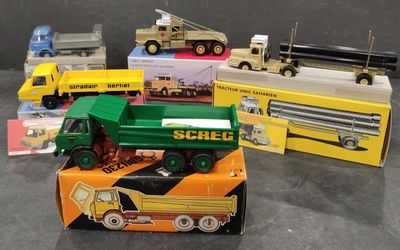 de nombreux types différents de camions miniatures et de camions dans la boîte