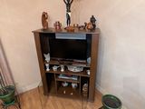 un parquet en bois massif dans un salon équipé d'une télévision et de fauteuils verts