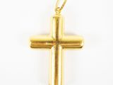 pendentif en forme de croix plaqué or sur fond blanc