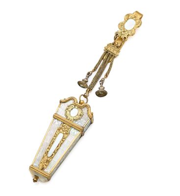 Châtelaine retenant un nécessaire probablement de couture en…