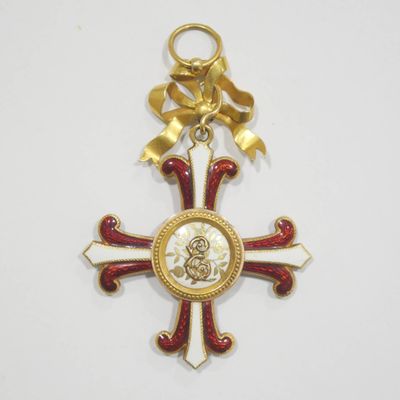 un gros plan d'une croix ornée d'un ruban