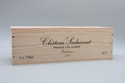 une boîte en bois avec une étiquette de vin