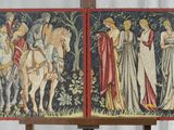 deux panneaux d'une tapisserie représentant un homme à cheval et une femme à cheval