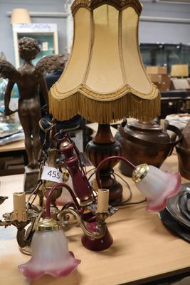 une lampe posée sur une table dans une pièce
