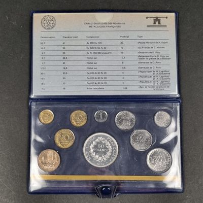 un assortiment de pièces d'argent et d'or dans un étui en plastique